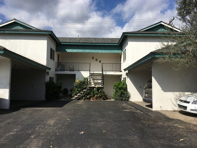 Building Photo - Santa Barbara Unit B