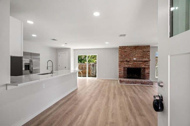 Photo - SW Loop 820 - 4304/4306 *Lease Up Only* Unidad 4304