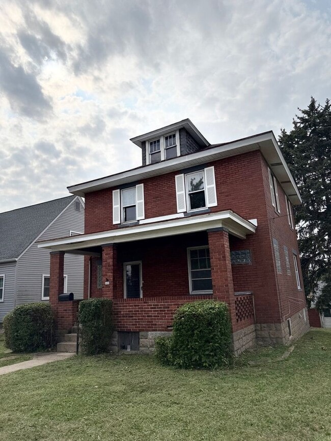Building Photo - Updated 3 Bedroom 1 Bathroom in North Vers... Rental