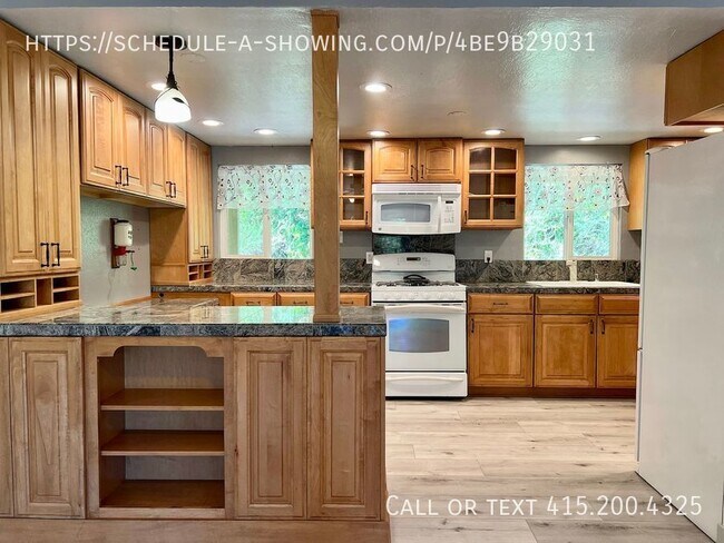 Photo - **Move-In Special: First Month Free!** Bea...