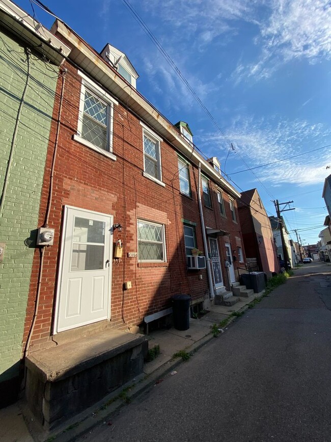 Building Photo - Fully Renovated 2 Bed, 1 Bath w/ Bonus Roo... Rental