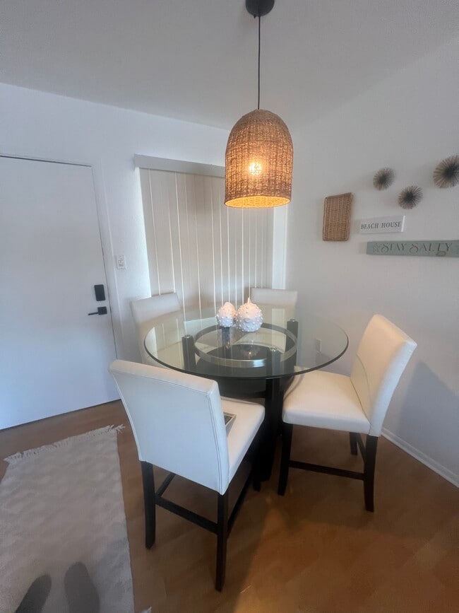 Building Photo - 2041 Sunset Dr Unit E32