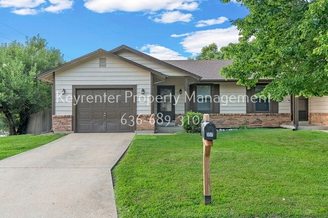 Building Photo - Spacious 2-Bedroom Duplex with Finished Walkout Lower Level