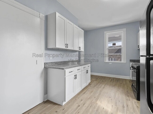 Photo - 2721 Cobden St Unit 1