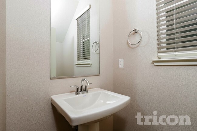 Photo - 1106 Victorian St