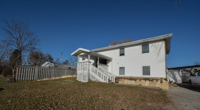 Building Photo - Spacious 5 Bed House with Custom Features Available For Rent!