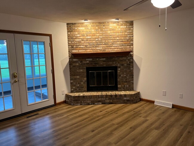Building Photo - 4 BEDROOM 2 FULL BATH MOVE IN READY!!