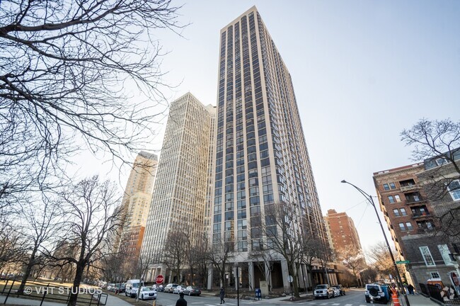 Building Photo - 2650 N Lakeview Ave Rental