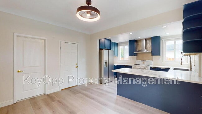 Photo - 976 Masson Ave