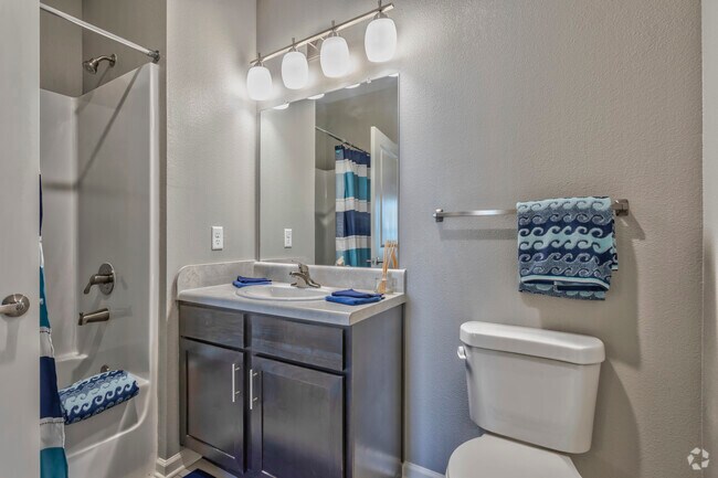 2BR, 2BA - 935 SF - Bathroom