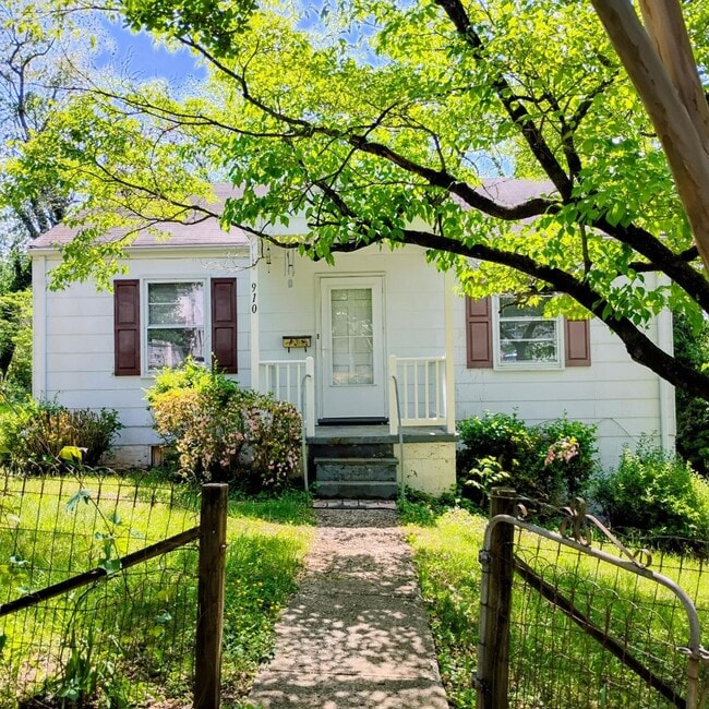 Building Photo - 910 Blenheim Ave Unit 910-B Blenheim Ave. Rental