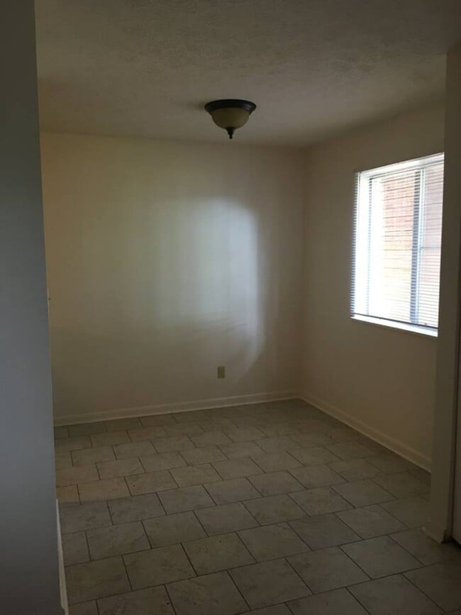 Photo - Twelve Oak Apartments Unit 104