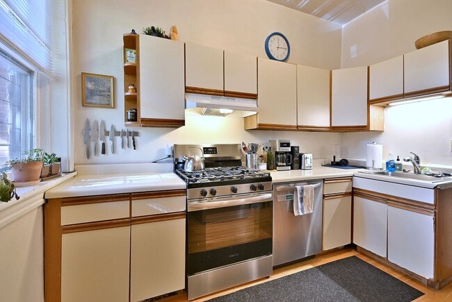 Photo - 911 W Dakin St Unit 2