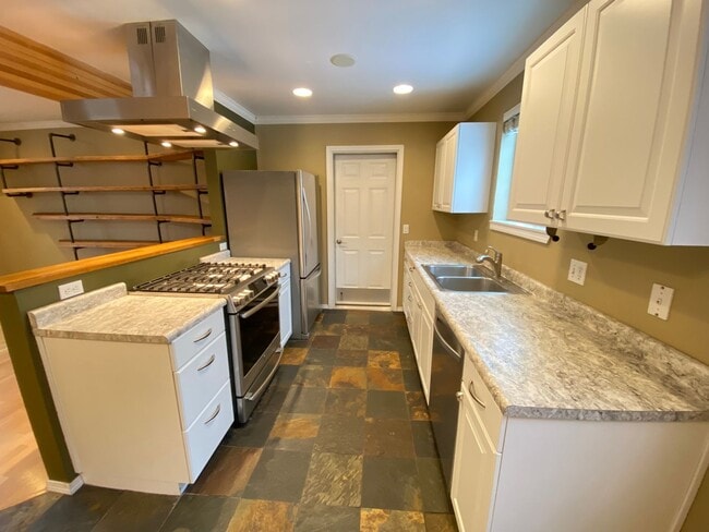 Photo - Beautiful 3 Bedroom Home with Custom Touches!