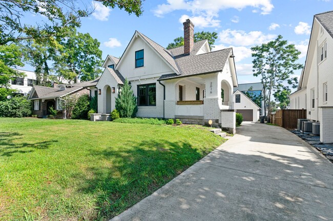 Building Photo - Luxury Downtown Home