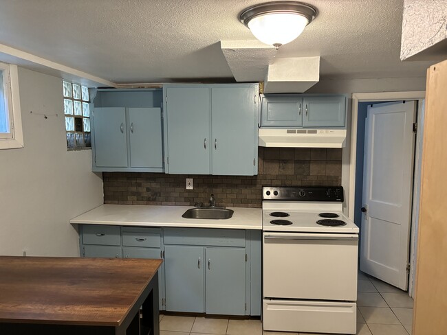 kitchen - 1832 S Williams St Unit Basement apartment