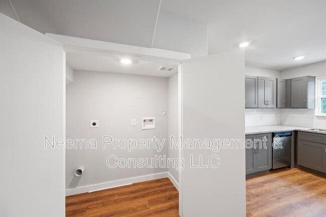 Photo - 8715 Bertwood St