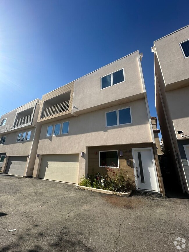 Building Photo - Chic & Private Ground-Level Studio | Priva... Rental