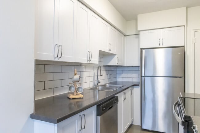 1BR, 1 BA - 702SF