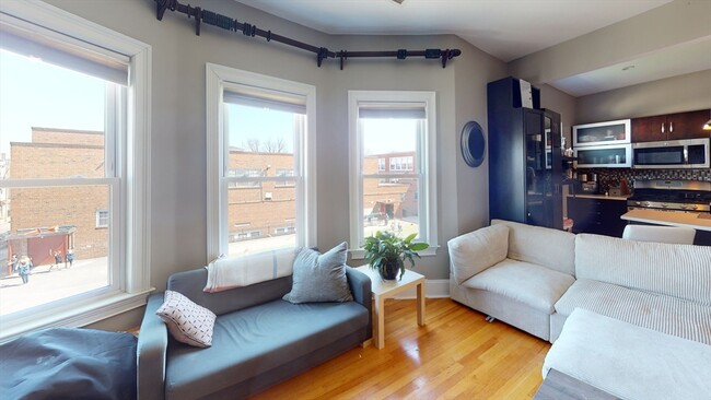 Building Photo - 735 E 3rd St Unit 2