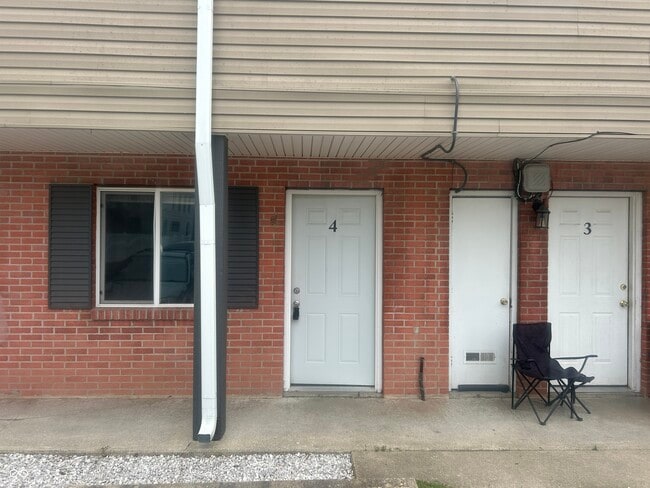 Building Photo - 135 W Hendricks St Unit 4