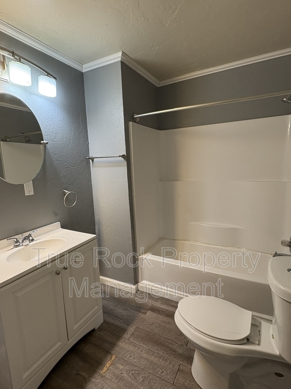 Photo - 806 W 8th St