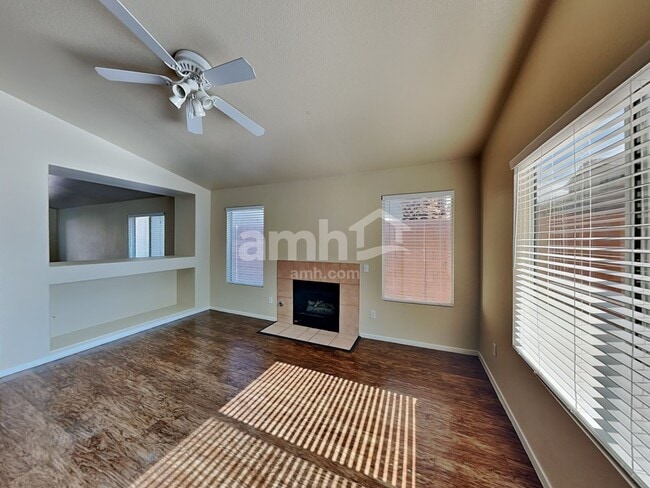 Photo - 325 Greenleaf Glen St