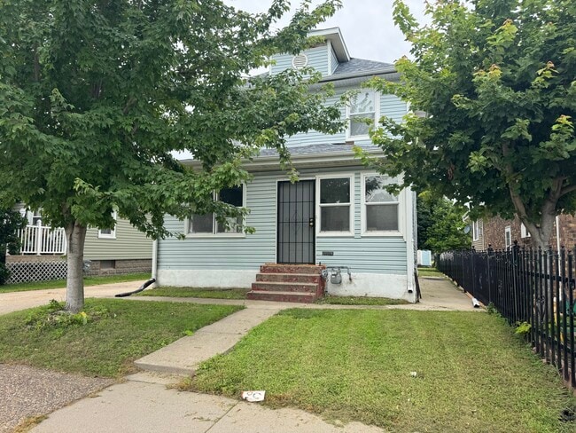 Building Photo - 1347 19th St Rental
