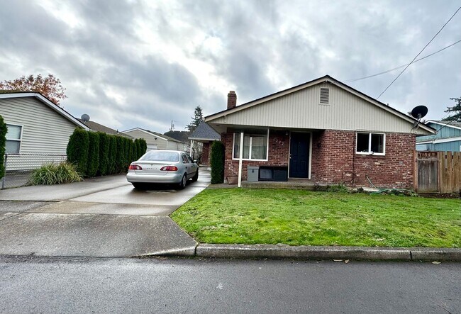 Photo - Large 2 Bed, 1 Bath Duplex Apartment with Parking Unit 9220