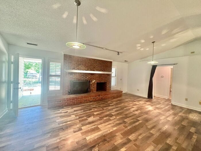 Freshly paint! No Carpet! Barn/Garage! Fir... - Freshly paint! No Carpet! Barn/Garage! Fir...