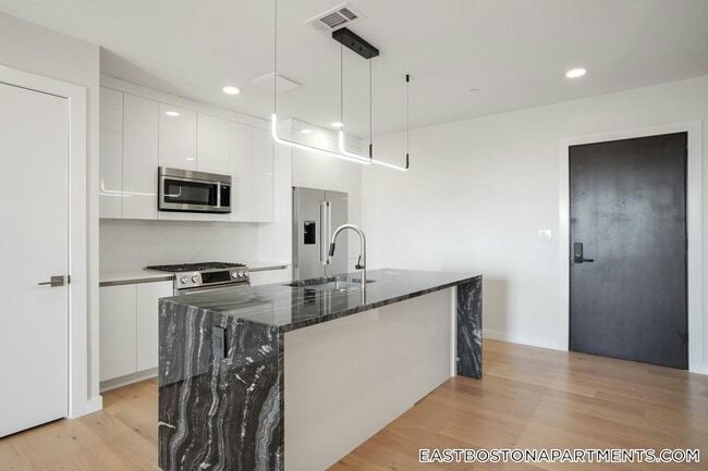 Building Photo - 194 Sumner St Rental