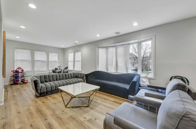 Building Photo - 167 Rockwood Pl