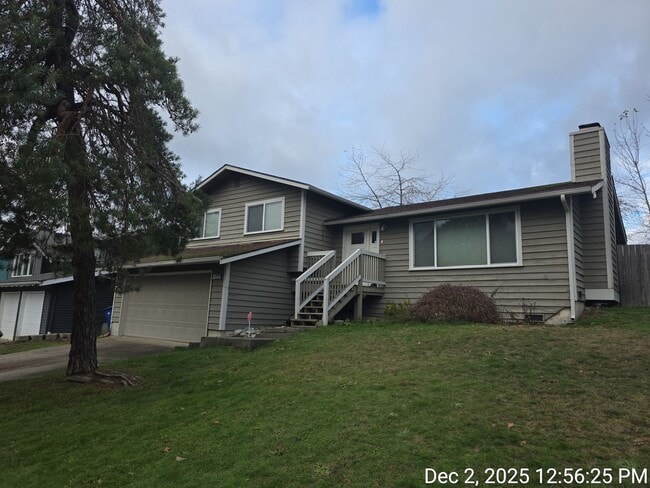 Building Photo - Renton Lake Youngs area - 3 bedroom tri-level home with 2.5 bathrooms and 2 car garage - Avail. N...