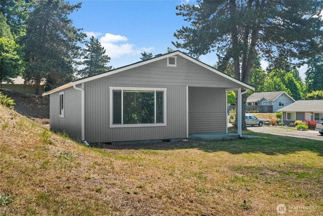 Photo - 502 Tullis St NE