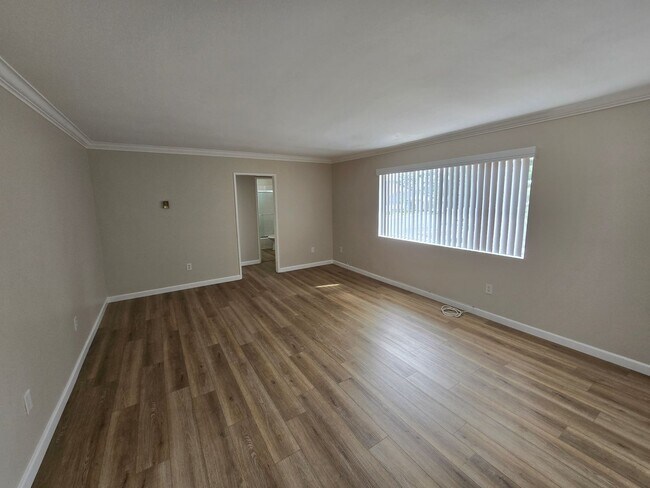 Photo - LEGRANDE16581 Unit B