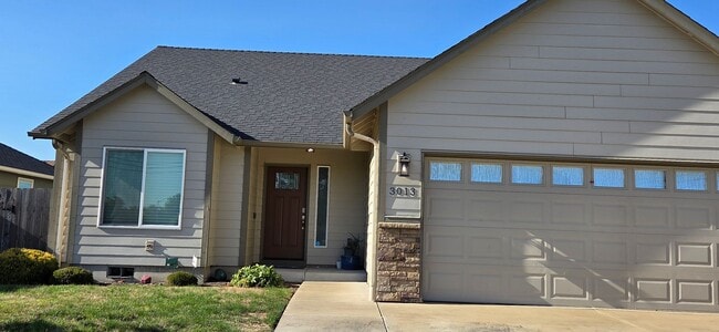 Building Photo - Beautiful & Spacious 3 Bed 2 Bath Directly... Rental