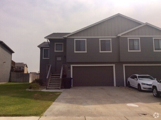 Building Photo - Beautiful, spacious townhouse for rent