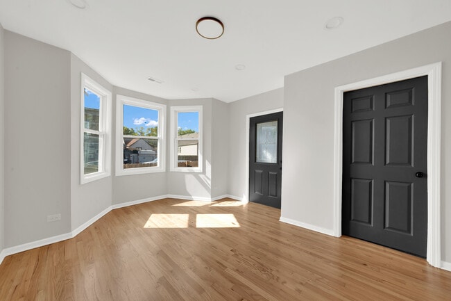 Photo - 714 W 48th Pl