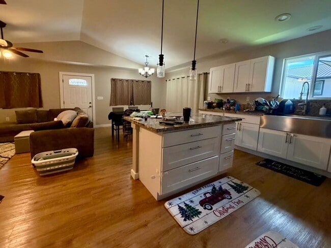 Photo - Beautiful & spacious 3 bedroom, 2 bathroom home in Ainaloa Subdivision.