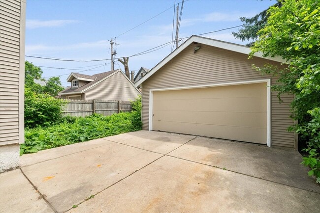 Garage - 2856 N Frederick Ave Unit 2856