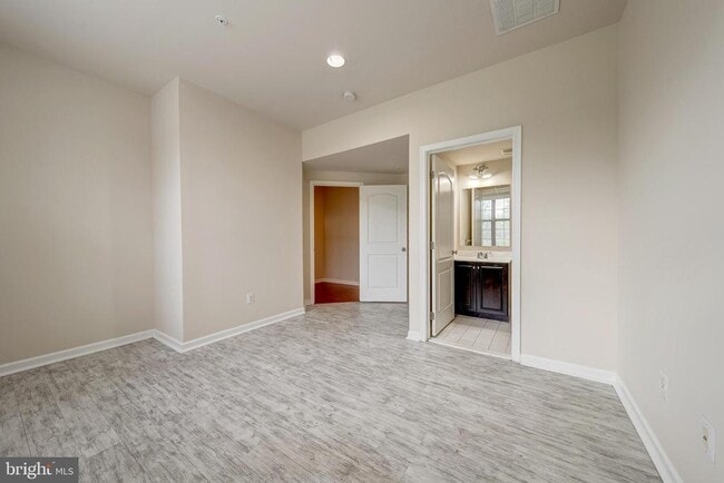 22635 Norwalk Square