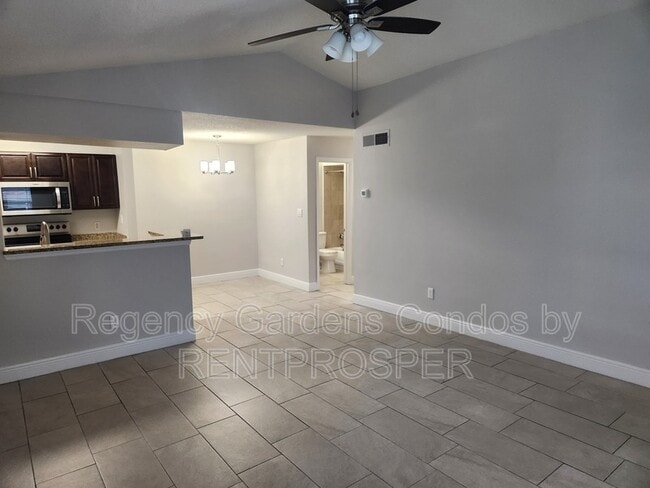 Photo - 5600 Devonbriar Way Unidad 305