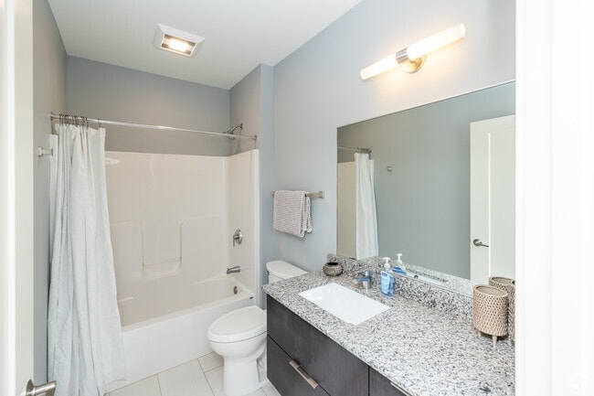 2BD, 2BA - 978SF - Bathroom