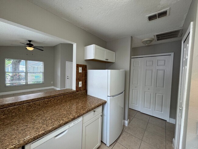 Photo - Spacious 4 Bedroom Home in Orlando Available Now!!