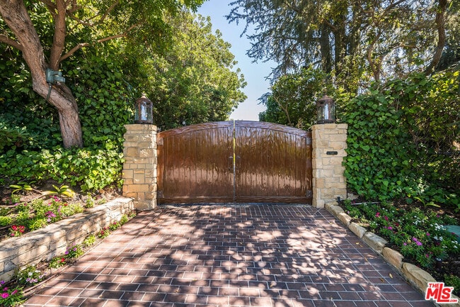 1550 Amalfi Dr