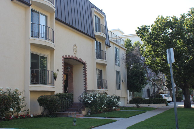 front - 1951 Malcolm Ave Unit 207