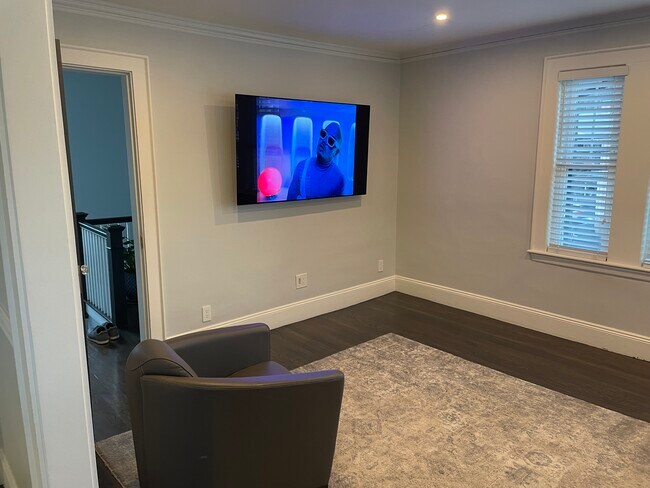 Photo - 1094 Main St