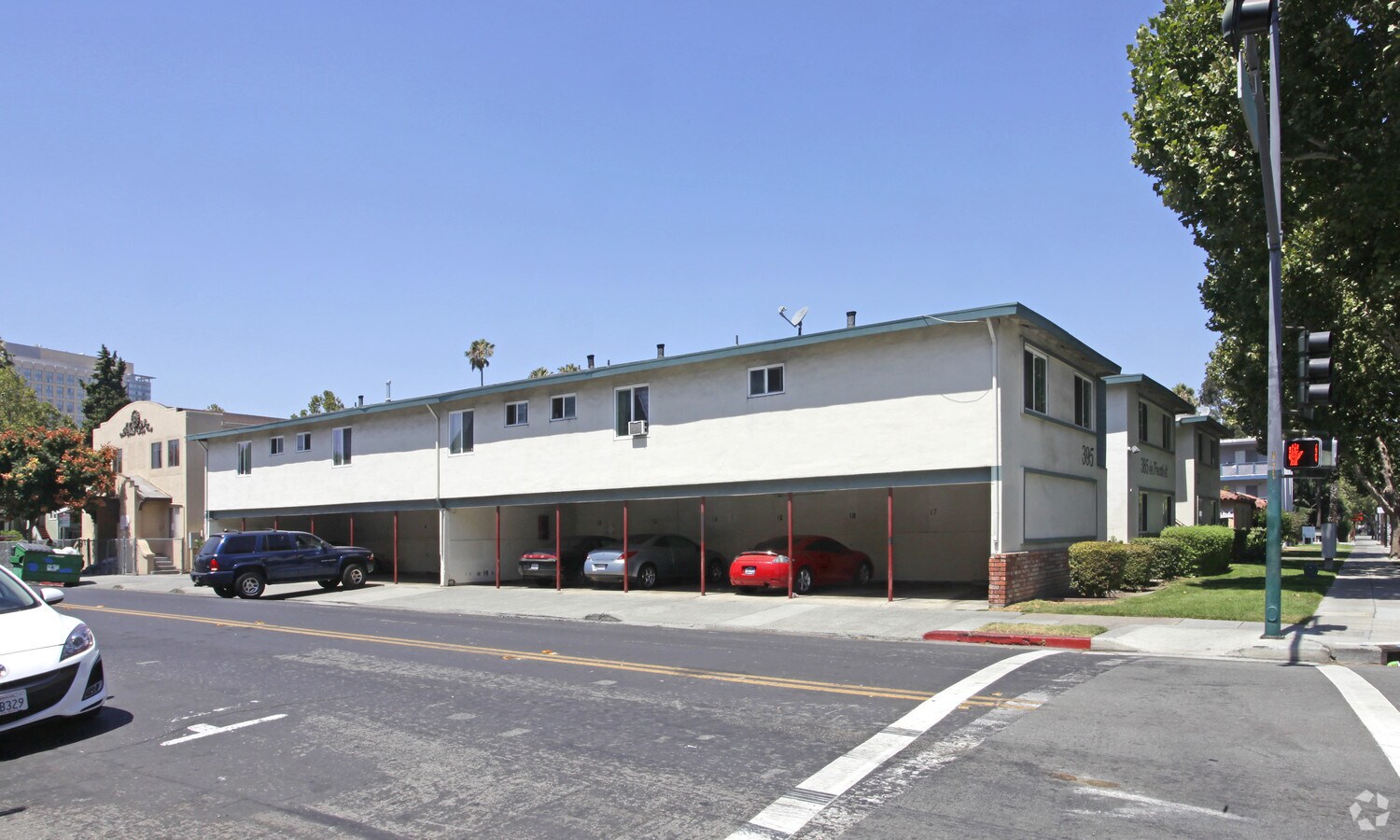 Estacionamiento - Fourth St. Apartments