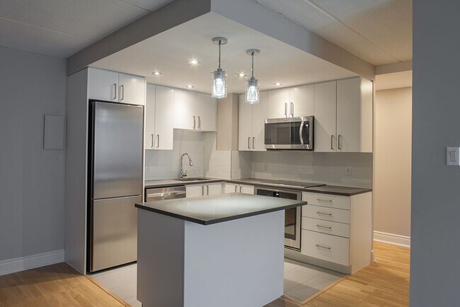 Building Photo - 4800 Maisonneuve Blvd W Unit 702
