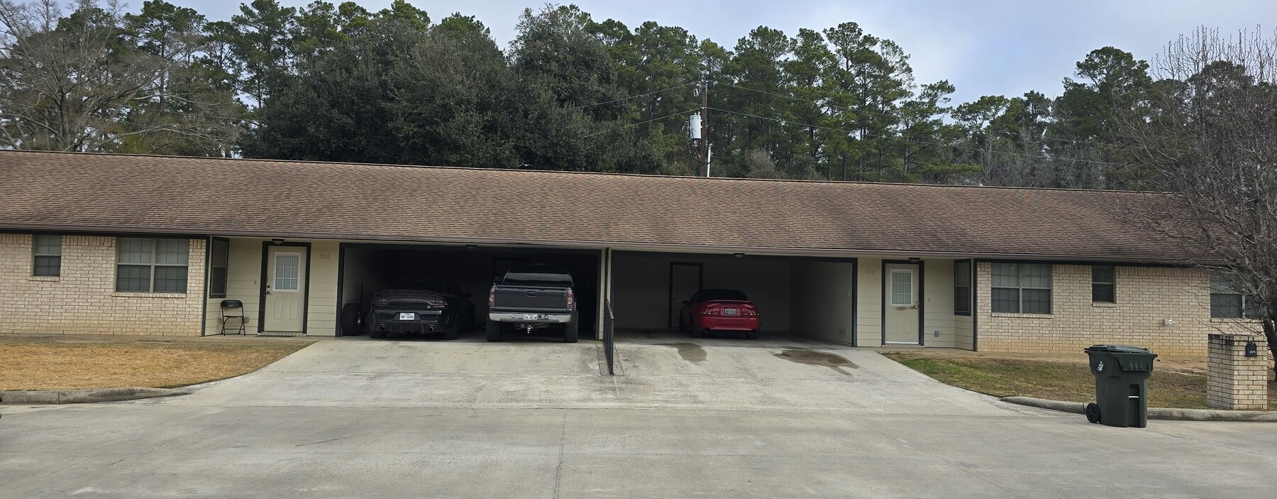 La casa a la derecha mirando hacia - 104 Bellina St